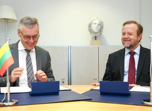 Ambasadorius Andrius Krivas pasirašė susitarimą dėl savanoriško įnašo 2026-06-18